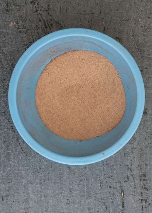 The cinnamon and sugar mixed in a blue bowl.