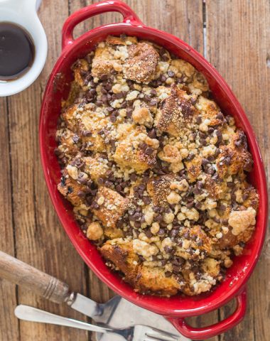 Easy Panettone French Toast Casserole a quick and easy breakfast bake, maple syrup, cinnamon, brown sugar & a crunchy chocolate chip topping.