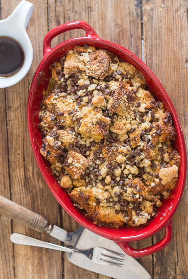 Easy Panettone French Toast Casserole a quick and easy breakfast bake, maple syrup, cinnamon, brown sugar & a crunchy chocolate chip topping.