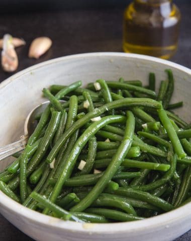 green beans in a white bowl