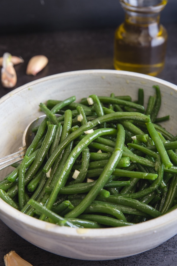 green beans in a white bowl