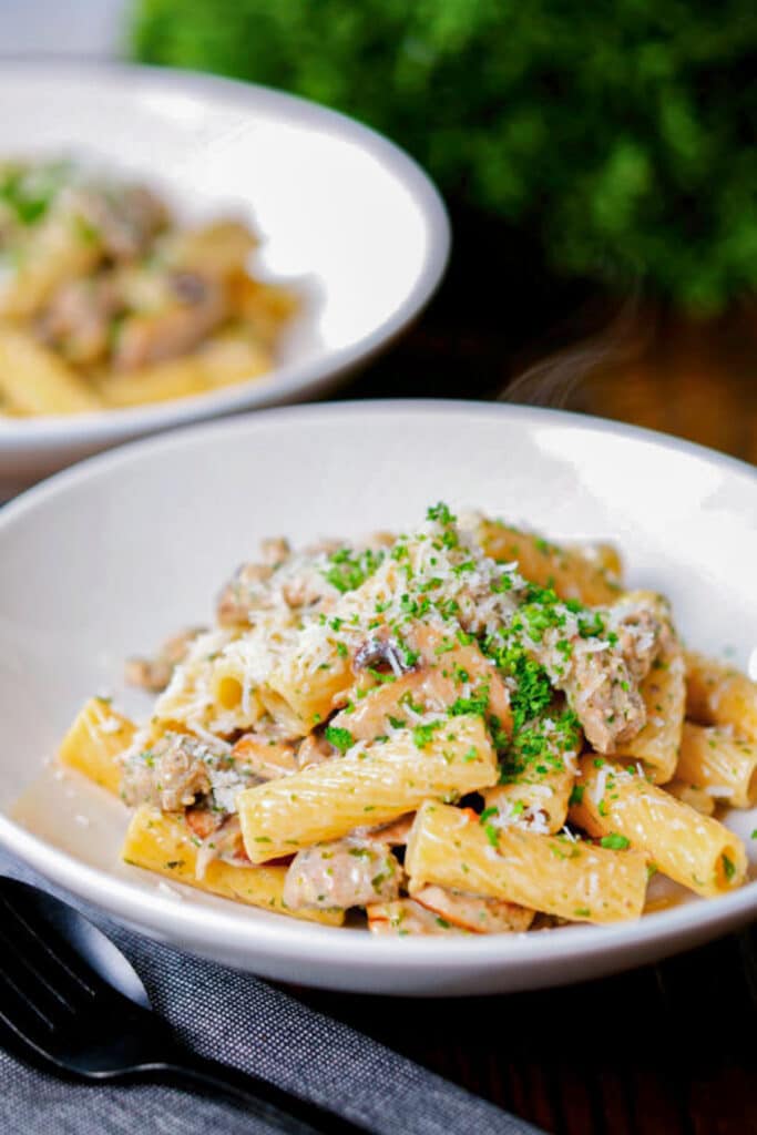 Pasta boscaiola in two plates.