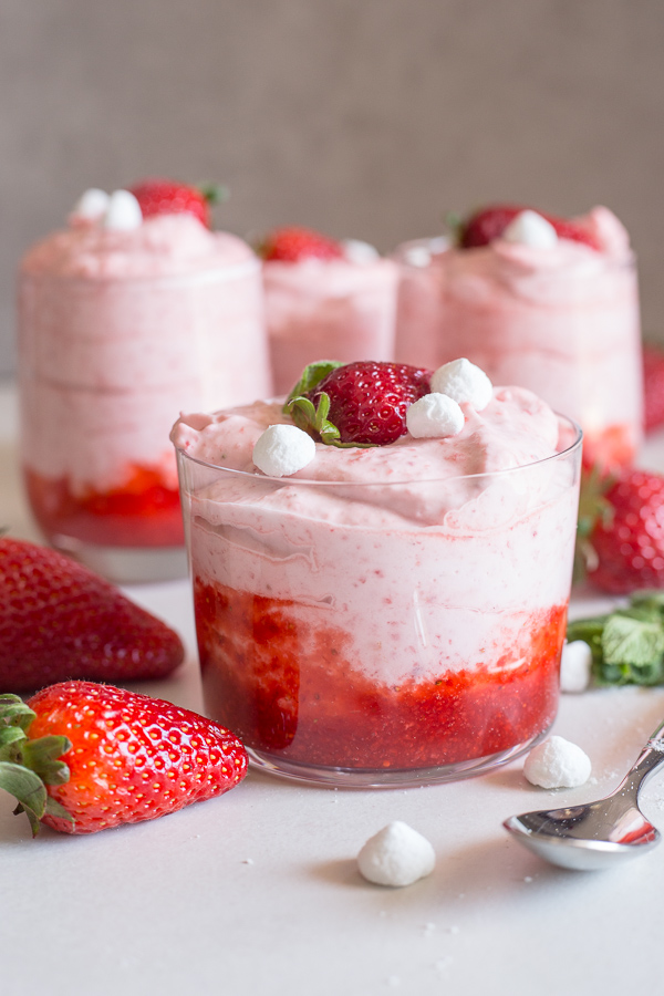 strawberry mousse in 4 glasses