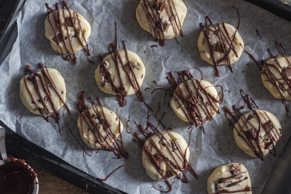 shortbread drizzling with melted chocolate