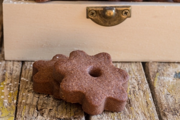 up close chocolate canestrelli cookie