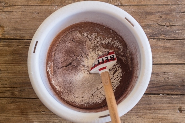 suklaa oranssi brownie, märät ainekset ja sulatettu suklaa 