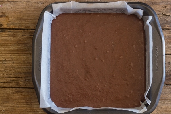 Brownies de chocolate y naranja esperando para hornear