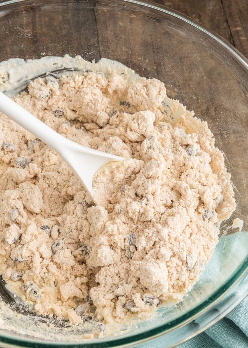 The batter mixed in the glass bowl.