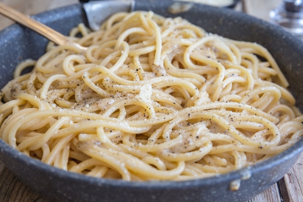 cacio e pepe in a black pan