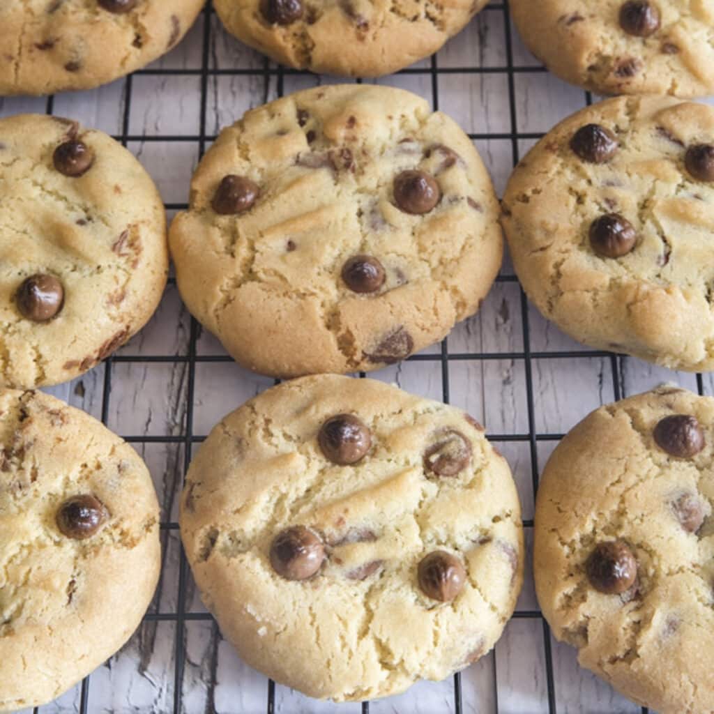 Cookies on a wire rack.