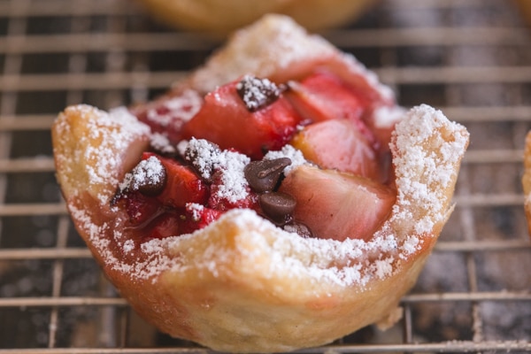 upclose strawberry tart sprinkled with powdered sugar