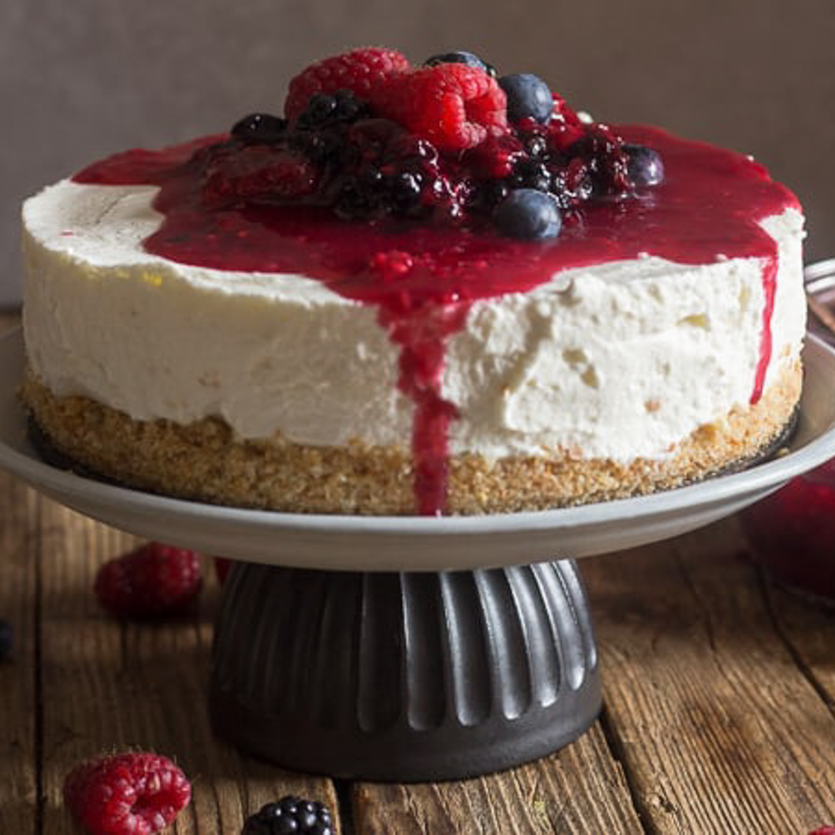 Cheesecake on a cake stand.