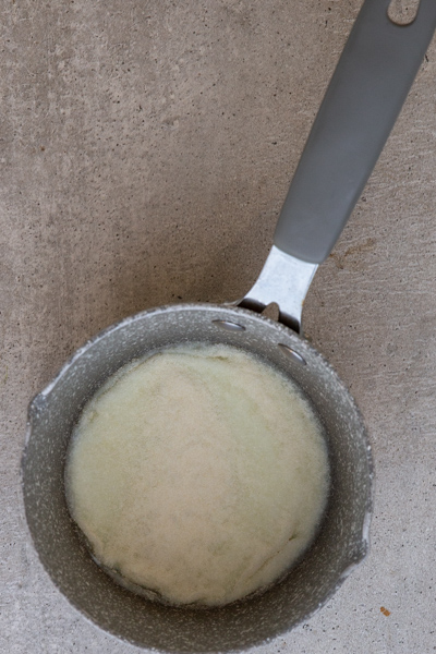 Gelatine in a small pot.