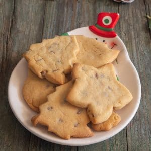Cookies in a white snowman dish.