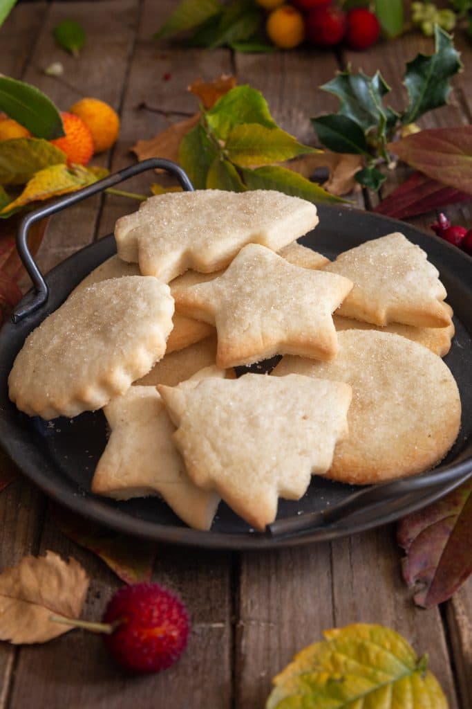 Cookies on a black plate.