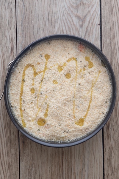 Topping with the remaining rice mixture and bread crumbs, drizzling with olive oil.