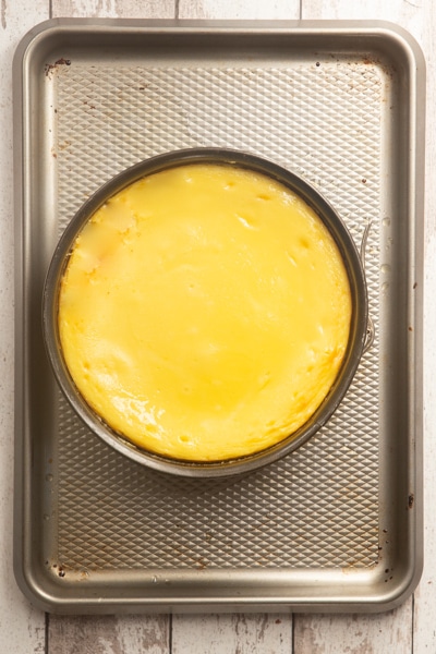 Baked cheesecake in the pan.