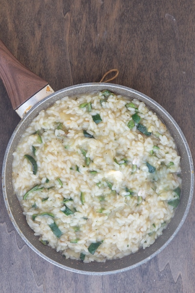 The ready to serve zucchini risotto in a pan.