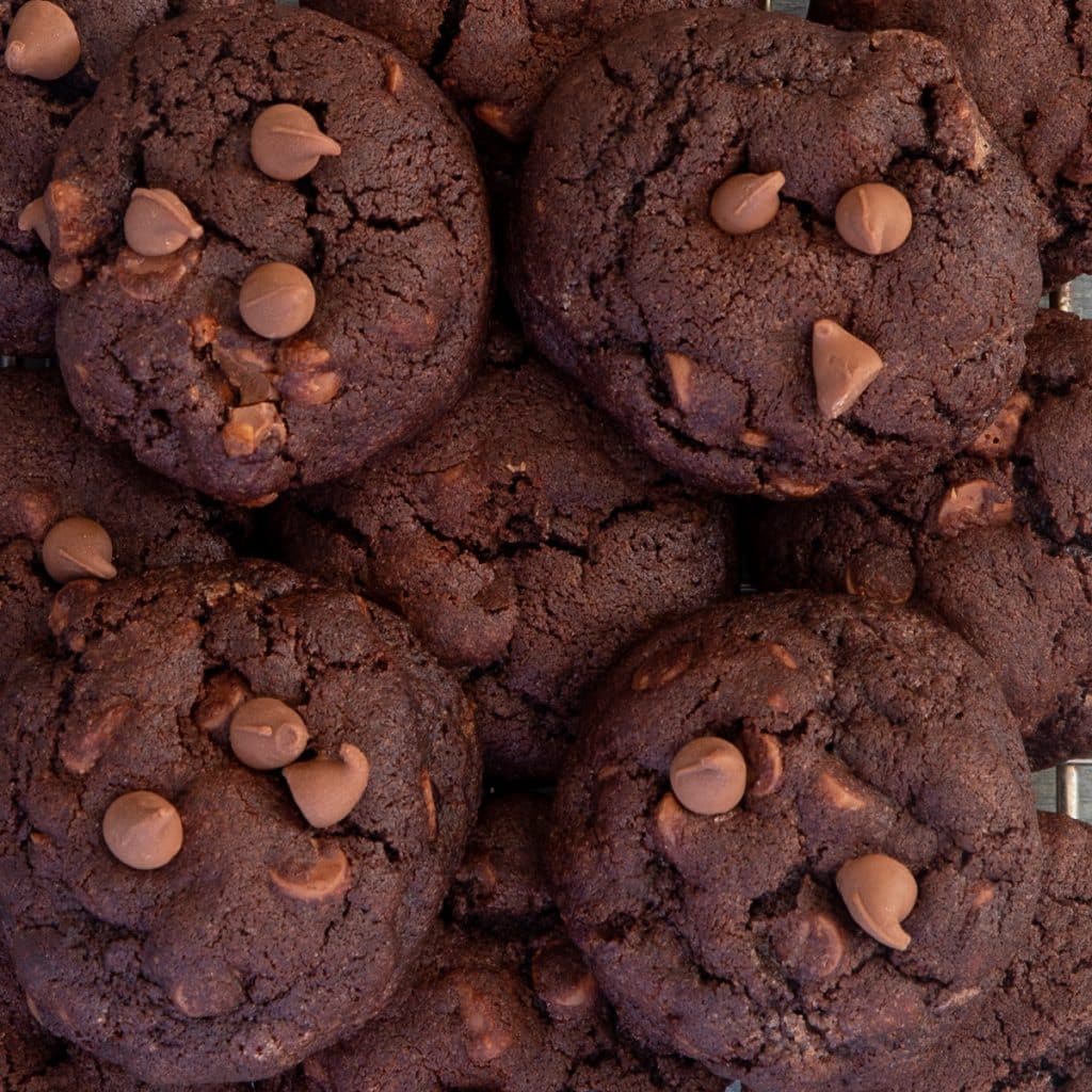 Cookies on a wire rack.