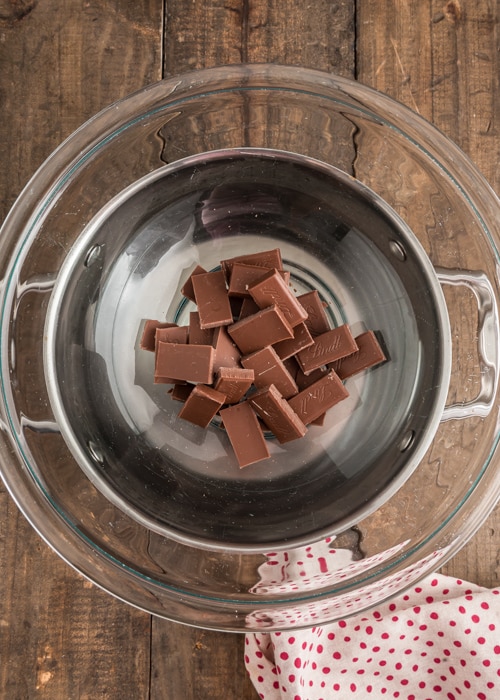 Melting the chocolate bain-marie.