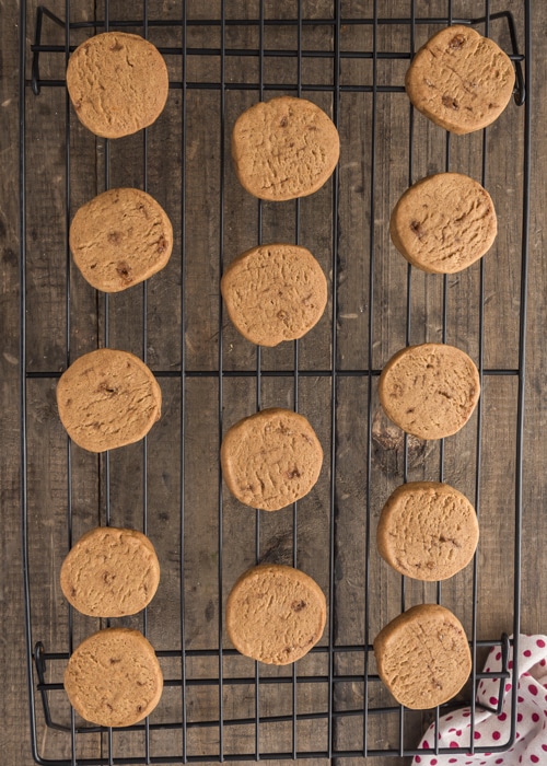 Cookies on a wire rack.