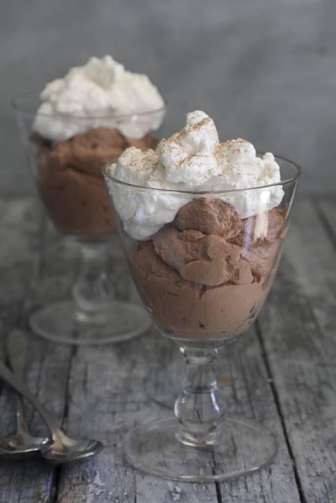 Two glasses of gingerbread mousse.
