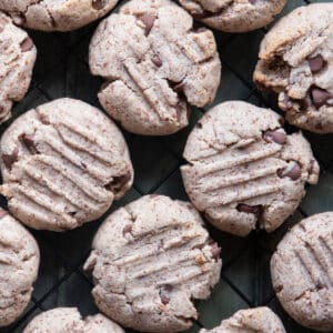 Cookies on a wire rack.