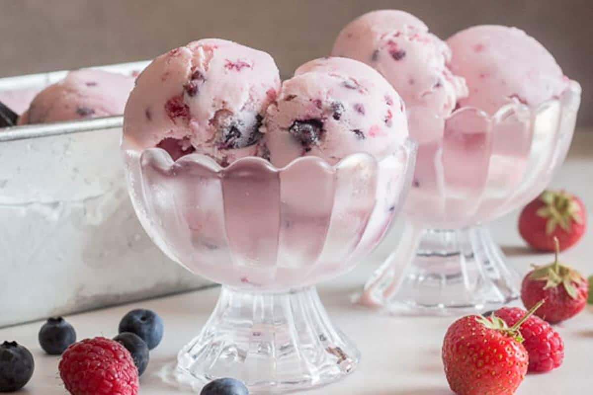 Frozen yogurt in two glass dishes.