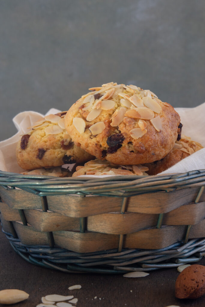 Fishermens bread in a blue basket.