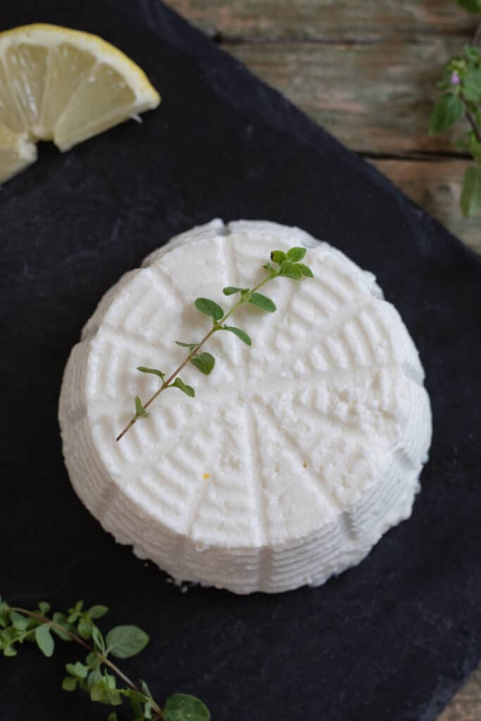 Ricotta on a black plate.