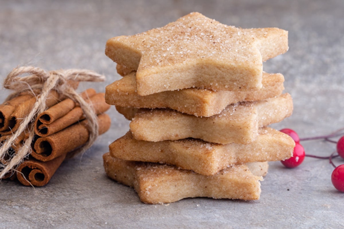 Five cinnamon shortbread cookies stacked.