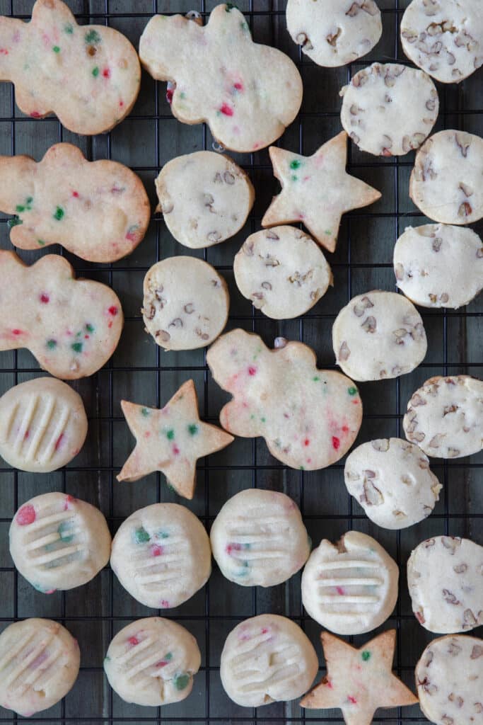 Cookies on a wire rack.