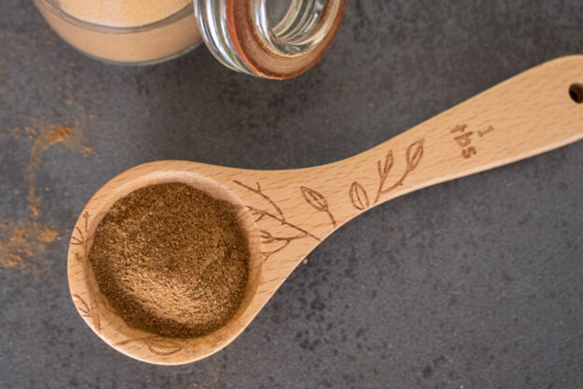 Allspice on a wooden spoon.