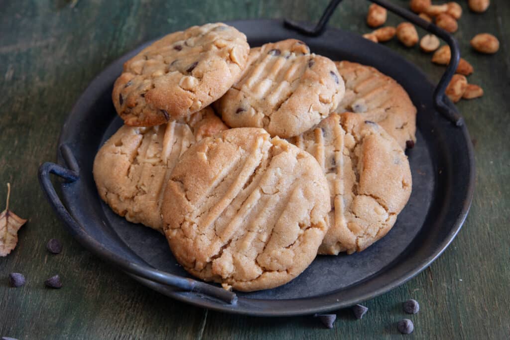 Cookies on a black plate.