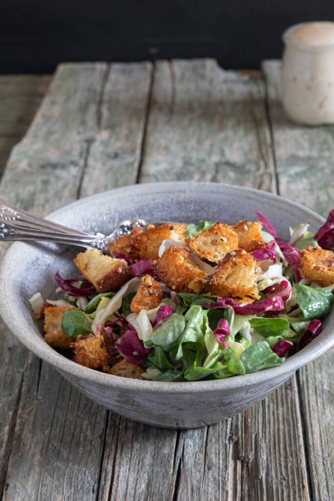 The croutons with salad in a bowl.