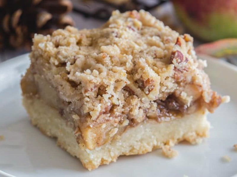 An apple pie bar on a plate.