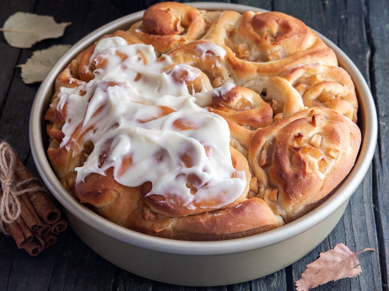 Apple cinnamon buns in the pan.