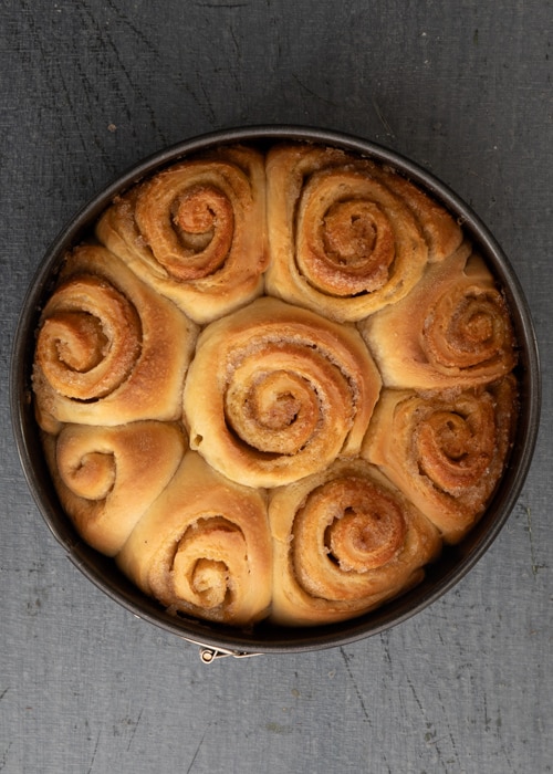 The cinnamon buns made in the pan.