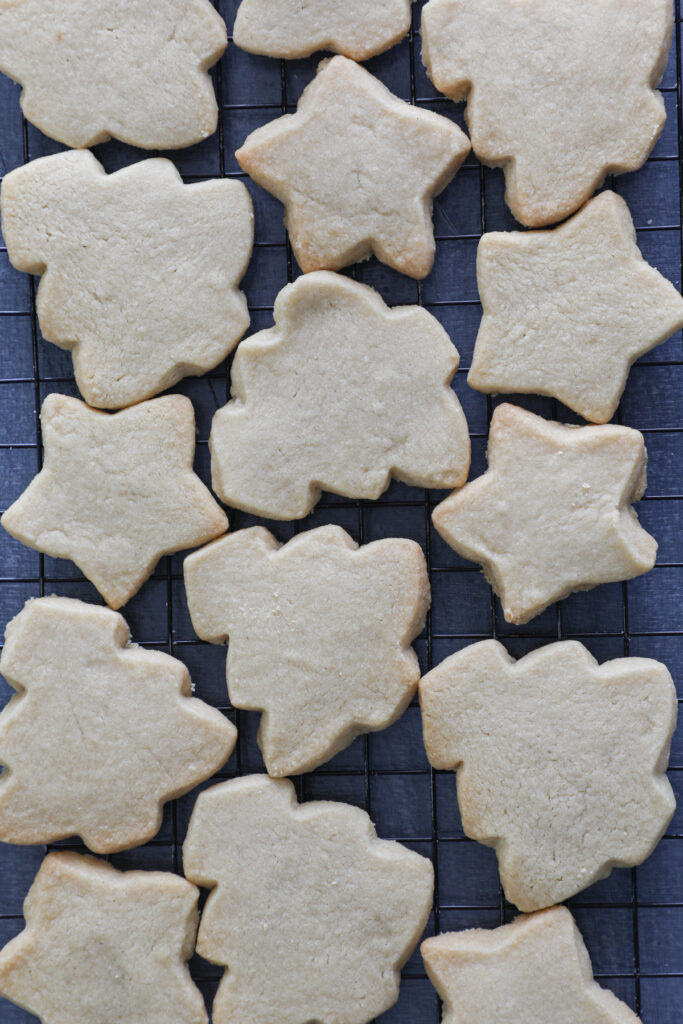 The baked cookies on a wire rack.