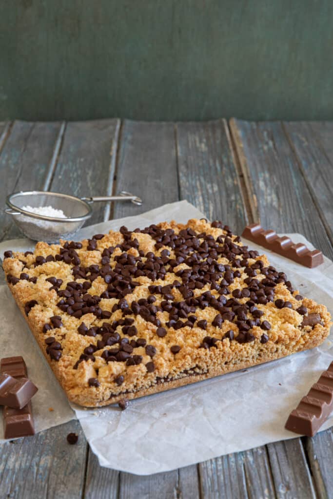 The kinder cookie bar on a wire rack.