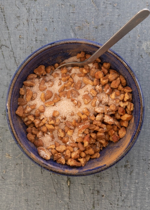 Mixing the sugar, cinnamon and pecans in a small bowl.