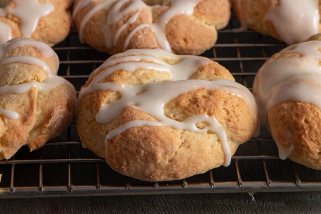 Cookies on a wire rack.