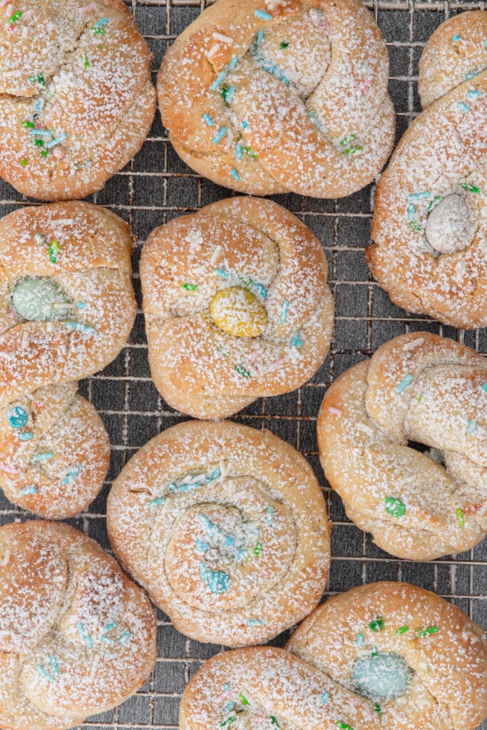 Cookies on a wire rack.
