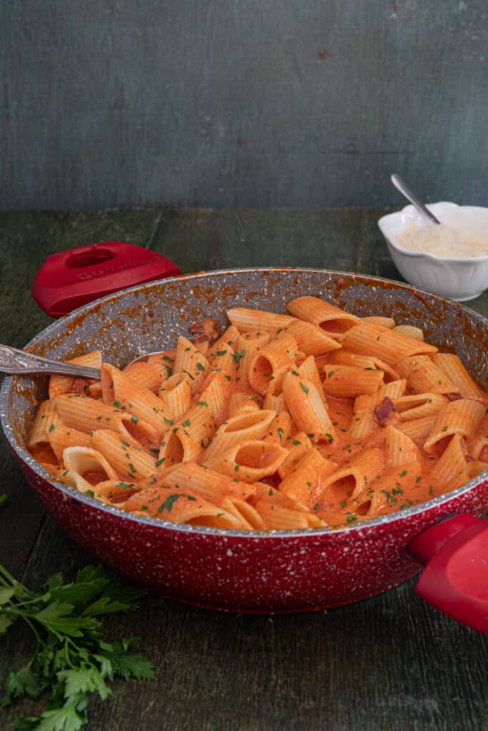 Vodka alla pasta in the pan.